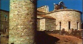 『ワルプルギスの夜 － ウルフVSヴァンパイア －』 1971　約11分：円柱越しの廃墟
