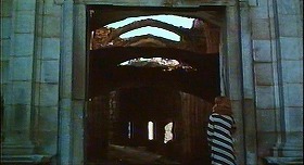 『ワルプルギスの夜 － ウルフVSヴァンパイア －』 1971　約30分：廃墟、入口から