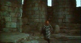『ワルプルギスの夜 － ウルフVSヴァンパイア －』 1971　約31分：廃墟、三本の円柱のある一角