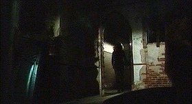 『ワルプルギスの夜 － ウルフVSヴァンパイア －』 1971　約1時間2分：屋敷　ロッジの出入口