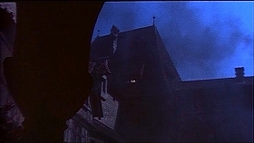 『処刑男爵』 1972　約26分：夜の城、灯りのともった窓が螺旋階段を上がりきった先か？
