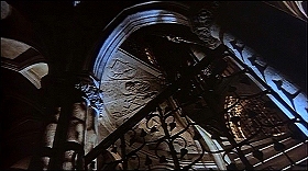 『処刑男爵』 1972　約39分：螺旋階段、下から