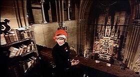 『処刑男爵』 1972　約51分：回廊状大図書室(?)から礼拝堂を見下ろす