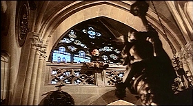 『処刑男爵』 1972　約51分：礼拝堂から回廊状大図書室(?)を見上げる