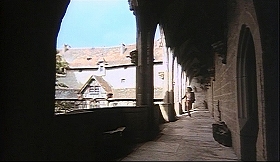 『処刑男爵』 1972　約55分：中庭に面した二階(?)歩廊