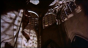 『処刑男爵』 1972　約55分：螺旋階段の周囲、下から