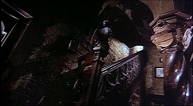 『処刑男爵』 1972　約55分：回廊状大図書室附近(?)の階段