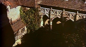 『処刑男爵』 1972　約1時間26分：高い所から二階(?)歩廊を見下ろす
