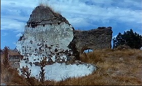 『エル・ゾンビ 落武者のえじき』 1972　約0分：廃墟　壁の址
