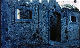 『エル・ゾンビ 落武者のえじき』 1972　約0分：廃墟　扉口や窓のある壁