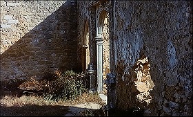 『エル・ゾンビ 落武者のえじき』 1972　約1分：廃墟　半円アーチ二つと穴のある壁