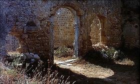 『エル・ゾンビ 落武者のえじき』 1972　約2分：廃墟　半円アーチ二つと穴のある壁