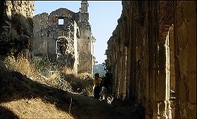 『エル・ゾンビ 落武者のえじき』 1972　約42分：廃墟　アーケード、斜面と建物址