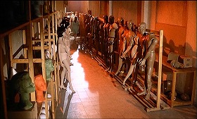 『エル・ゾンビ 落武者のえじき』 1972　約49分：マネキン工房、玄関への通路＋赤い光