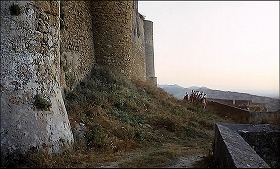 『エル・ゾンビ 落武者のえじき』 1972　約56分：円塔と城壁、折れ曲がった欄干
