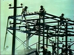 『ター博士の拷問地下牢』 1973　約22分：屋上、格子状の骨組み