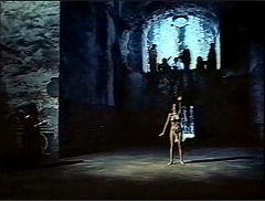 『ター博士の拷問地下牢』 1973　約38分：中庭(?)、反対側