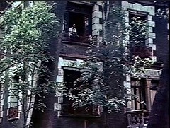 『ター博士の拷問地下牢』 1973　約46分：建物の角
