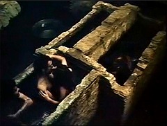『ター博士の拷問地下牢』 1973　約1時間1分：浴場、上から