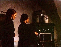 『吸血女地獄』 1973　約55分：ヘルガの部屋　右奥に陶製ストーヴ(?)