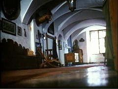『吸血女地獄』 1973　約1時間5分：二階廊下、床の高さから
