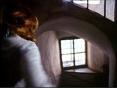 『吸血女地獄』 1973　約1時間5分：階段室、やや上から