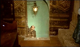 『イザベルの呪い』 1973　約37分：広間からの狭い階段