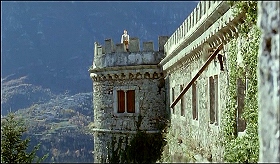 『イザベルの呪い』 1973　約38分：城壁と角の円塔