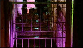 『イザベルの呪い』 1973　約39分：狭い階段と降りたところにある格子戸