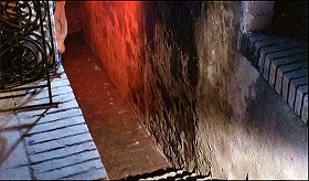 『イザベルの呪い』 1973　約57分：狭い階段と通路