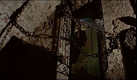 『イザベルの呪い』 1973　約1時間21分：格子戸とその向こうに湾曲階段