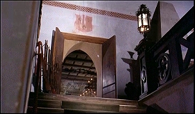 『イザベルの呪い』 1973　約1時間23分：黄色いアーチの下の階段