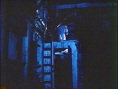 『レモーラ』 1973　約1時間7分：町　廃屋の屋内、梯子で上へ