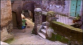 『リサと悪魔』 1973　約7分：路地、幅広階段とトンネル状アーチ