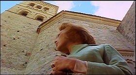 『リサと悪魔』 1973　約9分：道、多角形の建物と塔、下から