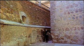 『リサと悪魔』 1973　約9分：石壁と斜面の間の狭い道からの出口