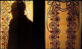 『リサと悪魔』 1973　約48分：飾りガラスの扉と向こうを通る人の影