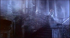 『リサと悪魔』 1973　約56分：庭から本館への階段