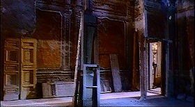 『リサと悪魔』 1973　約57分：使われていない部屋、黄色っぽい壁画、右の扉口の先が人形の間