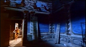 『リサと悪魔』 1973　約1時間0分：使われていない部屋の手前、青っぽい壁画