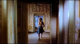 『リサと悪魔』 1973　約1時間9分：部屋の連なり、手前に浴室
