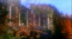 『リサと悪魔』 1973　約1時間30分：庭から本館への階段