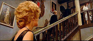 『ヴェルヴェットの森』 1973　約7分：広間から二階への階段と吹抜歩廊、下から