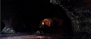 『ヴェルヴェットの森』 1973　約25分：隠し扉から階段を降りた先の洞窟状空間