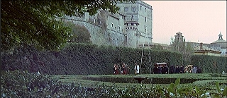 『ヴェルヴェットの森』 1973　約30分：庭園越しに城の外観