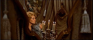 『ヴェルヴェットの森』 1973　約1時間22分：姉夫人の部屋　カーテン、鏡、燭台