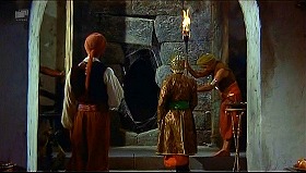 『シンドバッド黄金の航海』 1973　約14分：扉の向こうに石積み壁と穴