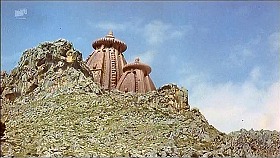 『シンドバッド黄金の航海』 1973　約51分：山上の紡錘型建物