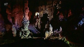 『シンドバッド黄金の航海』 1973　約55分：「多くの顔のある寺院」内の鍾乳洞＋入口からの下り階段