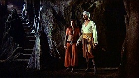 『シンドバッド黄金の航海』 1973　約1時間31分：左にクーラが降りてきた階段、右に鍾乳洞からの横穴